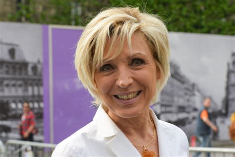 Evelyne Dhéliat : la chirurgie esthétique, sa lutte contre le cancer ...